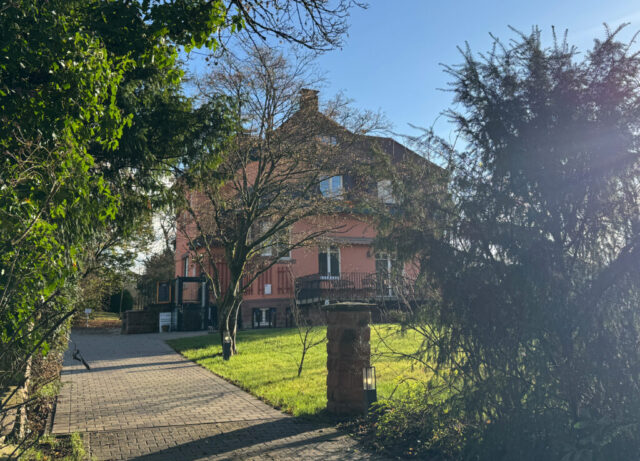 Villa mit Bistro und Konditorei