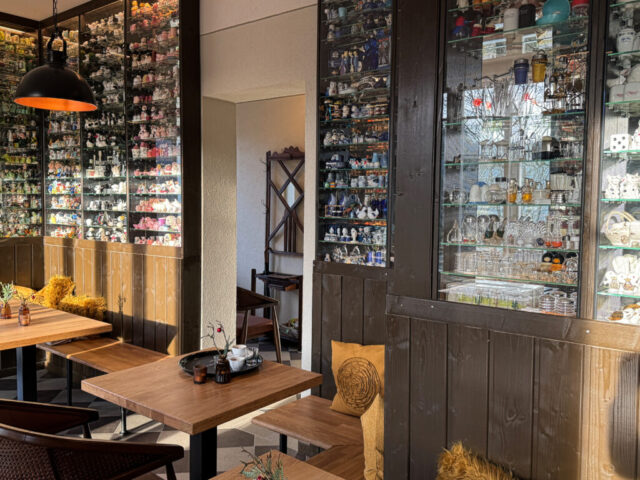 Vitrinen mit einer enormen Zeitgeschichte: Salz- und Pfefferstreuer