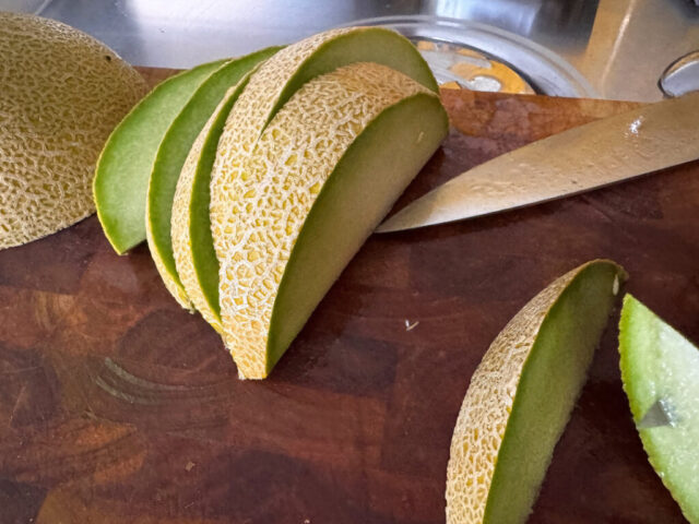 Teilung des saftigen Fleisches in Spalten.