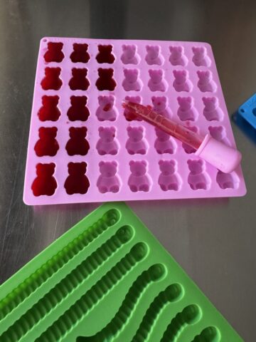 Kirschsaft_der Weg in die Form mit Pipette